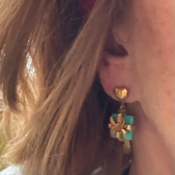 SMALL HEART AND GIFT BOX EARRINGS IN GOLD OR SILVER IN FASHION POUCH - Picture 6 of 7